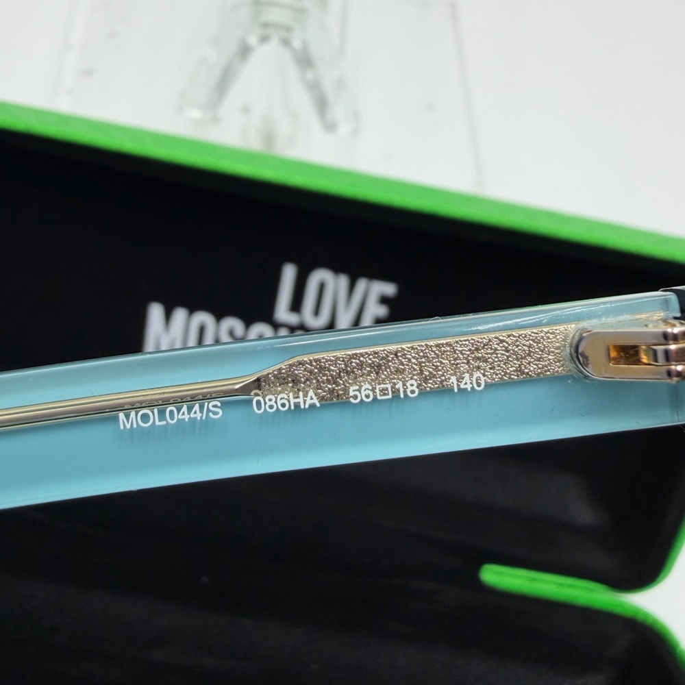 New Love Moschino NEW Sunglasses with Green Case - Picture 6 of 6
